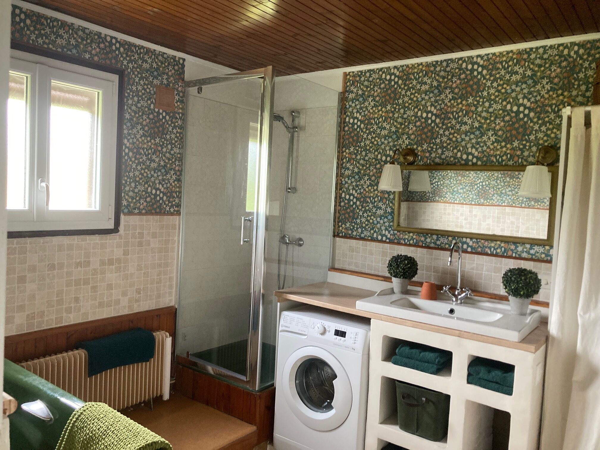 Séchoir à cheveux, serviettes fournies, savon, papier de toilette