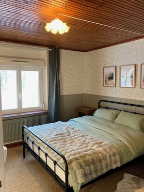 2 chambres, fer et planche à repasser, Wi-Fi, draps fournis