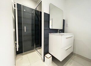 Shower, towels - House Le Rohel (Pleubian)