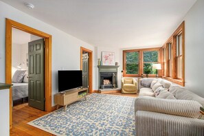 Smart TV, fireplace, table football - Walk to the beach. Steps to the bakery. Hot Tub, King Beds, & Fire Pit. (Union Pier)