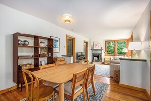 Dining - Walk to the beach. Steps to the bakery. Hot Tub, King Beds, & Fire Pit. (Union Pier)