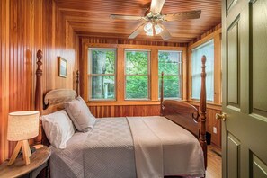 5 habitaciones, tabla de planchar con plancha, wifi y ropa de cama 