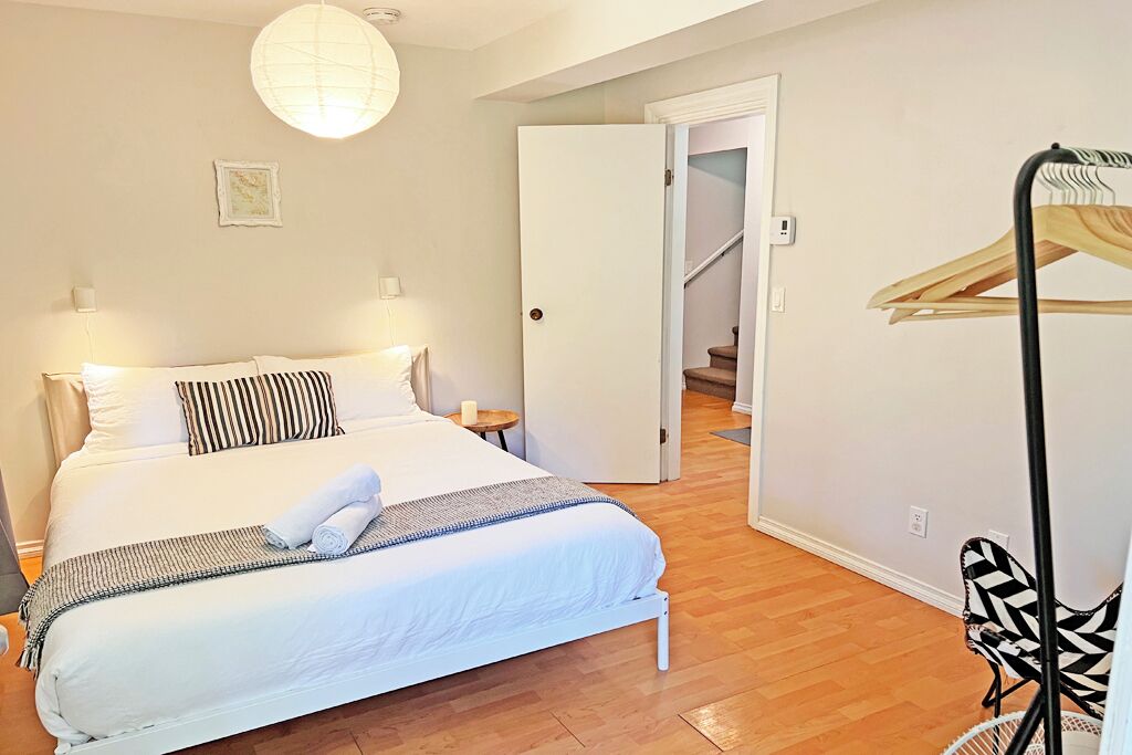 2 chambres, bureau, fer et planche à repasser, lit de bébé portatif