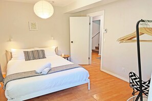 2 bedrooms, desk, iron/ironing board, travel cot - Getaway Cottage in Roberts Creek: Relax by the Beach & Forest, Art studios... (Roberts Creek)