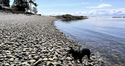 Getaway Cottage in Roberts Creek: Relax by the Beach & Forest, Art studios...