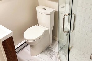 Shower, hair dryer, towels, soap - Getaway Cottage in Roberts Creek: Relax by the Beach & Forest, Art studios... (Roberts Creek)