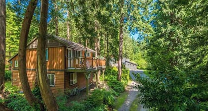 Getaway Cottage in Roberts Creek: Relax by the Beach & Forest, Art studios...
