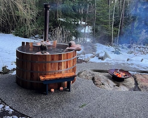 Bañera de hidromasaje al aire libre