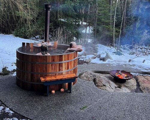 Getaway Cottage in Roberts Creek: Relax by the Beach & Forest, Art studios...