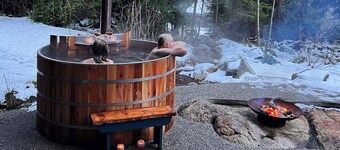 Getaway Cottage in Roberts Creek: Relax by the Beach & Forest, Art studios...