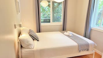 2 Schlafzimmer, Schreibtisch, Bügeleisen/Bügelbrett, Reisekinderbett