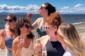 Plage à proximité, chaises longues, serviettes de plage