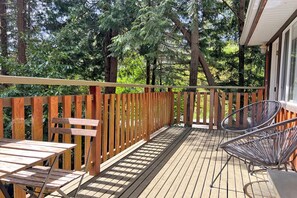 Outdoor dining - Getaway Cottage in Roberts Creek: Relax by the Beach & Forest, Art studios... (Roberts Creek)