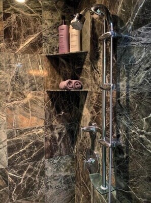 Dusche, Haartrockner, Handtücher, Seife