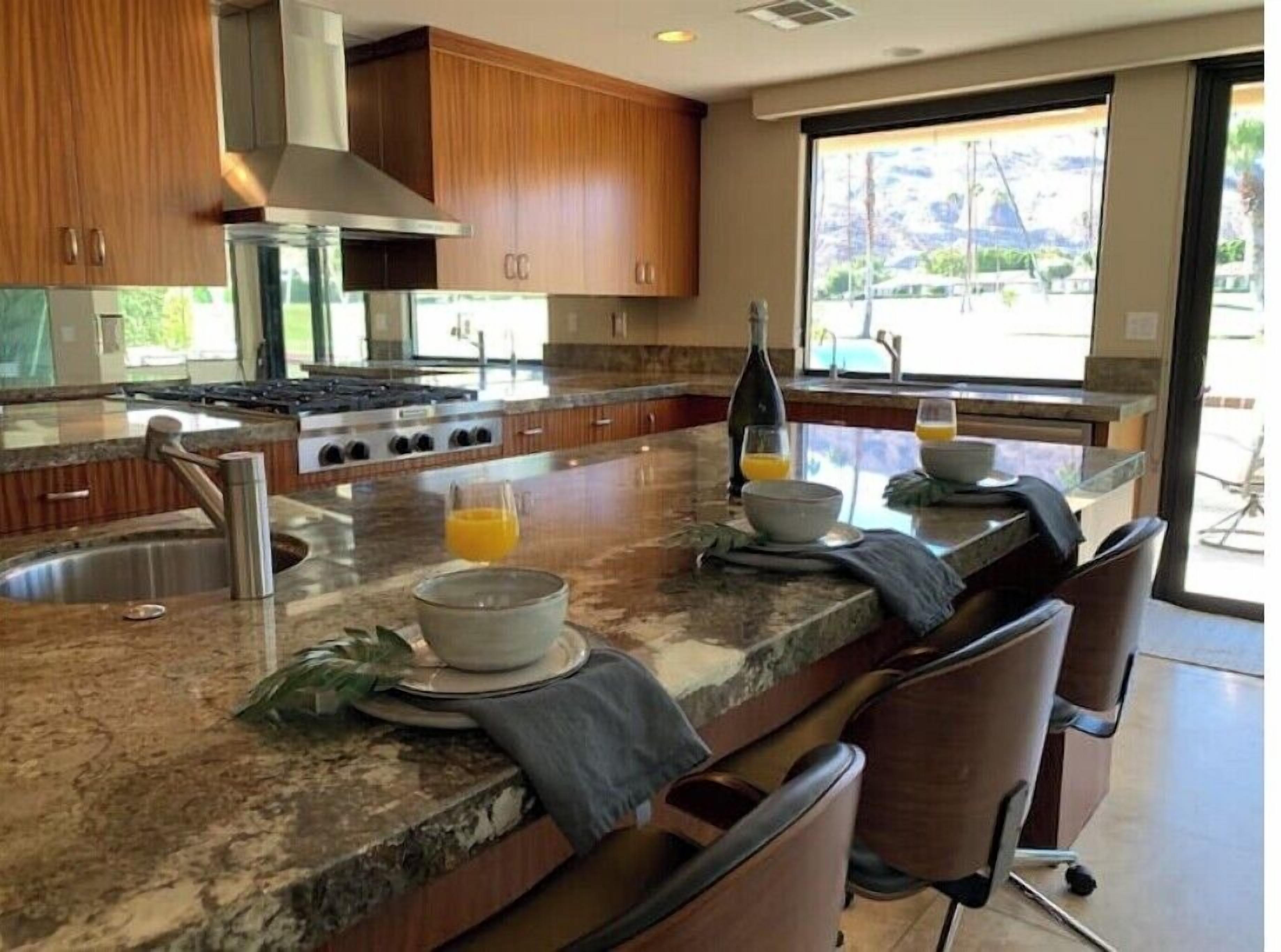 ثلاجة، ميكروويف، فرن، موقد طهي مسطح