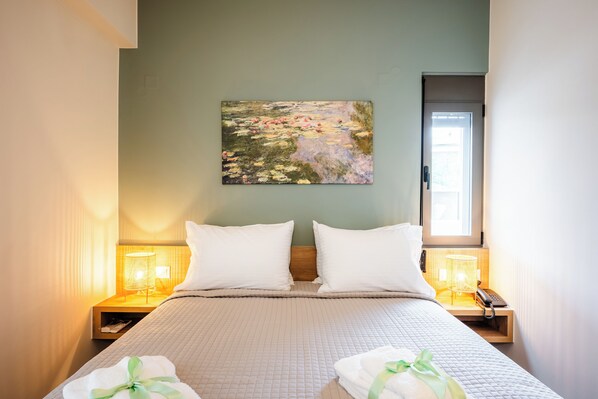 2 makuuhuonetta, tallelokero huoneessa, silitysrauta/-lauta