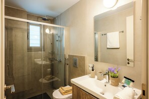 Een douche, een haardroger, handdoeken, zeep