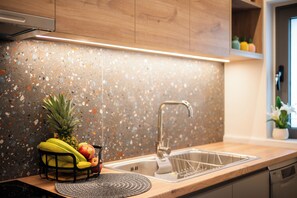 Jääkaappi, mikroaaltouuni, uuni, liesi