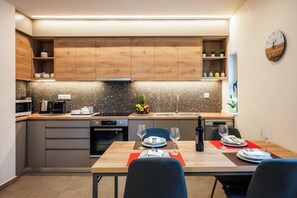 Kühlschrank, Mikrowelle, Ofen, Herdplatte