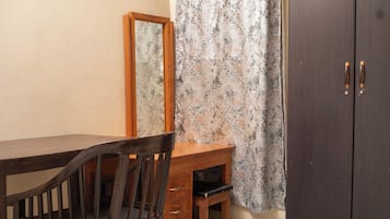 Habitación básica doble, vista al jardín | Área de sala de estar