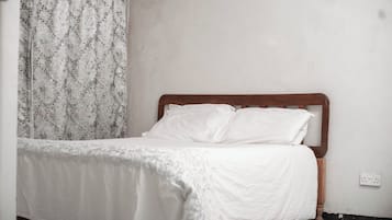 Habitación básica doble, vista al jardín | Tabla de planchar con plancha y wifi gratis