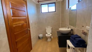 Standard Apartment, City View | Bilik Mandi | Pancuran mandi, pengering rambut, tuala disediakan, sabun