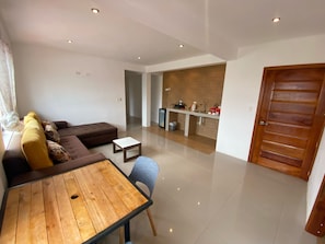 Deluxe Apartment, City View | Living area