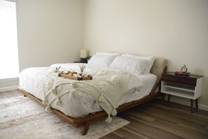 4 عدّة غرف نوم ومكواة/لوح كي وواي فاي وملاءات أسرّة