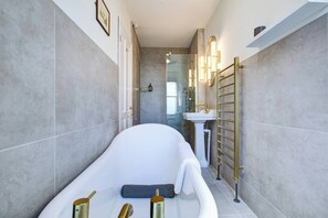Articles de toilette (gratuits), séchoir à cheveux, serviettes fournies