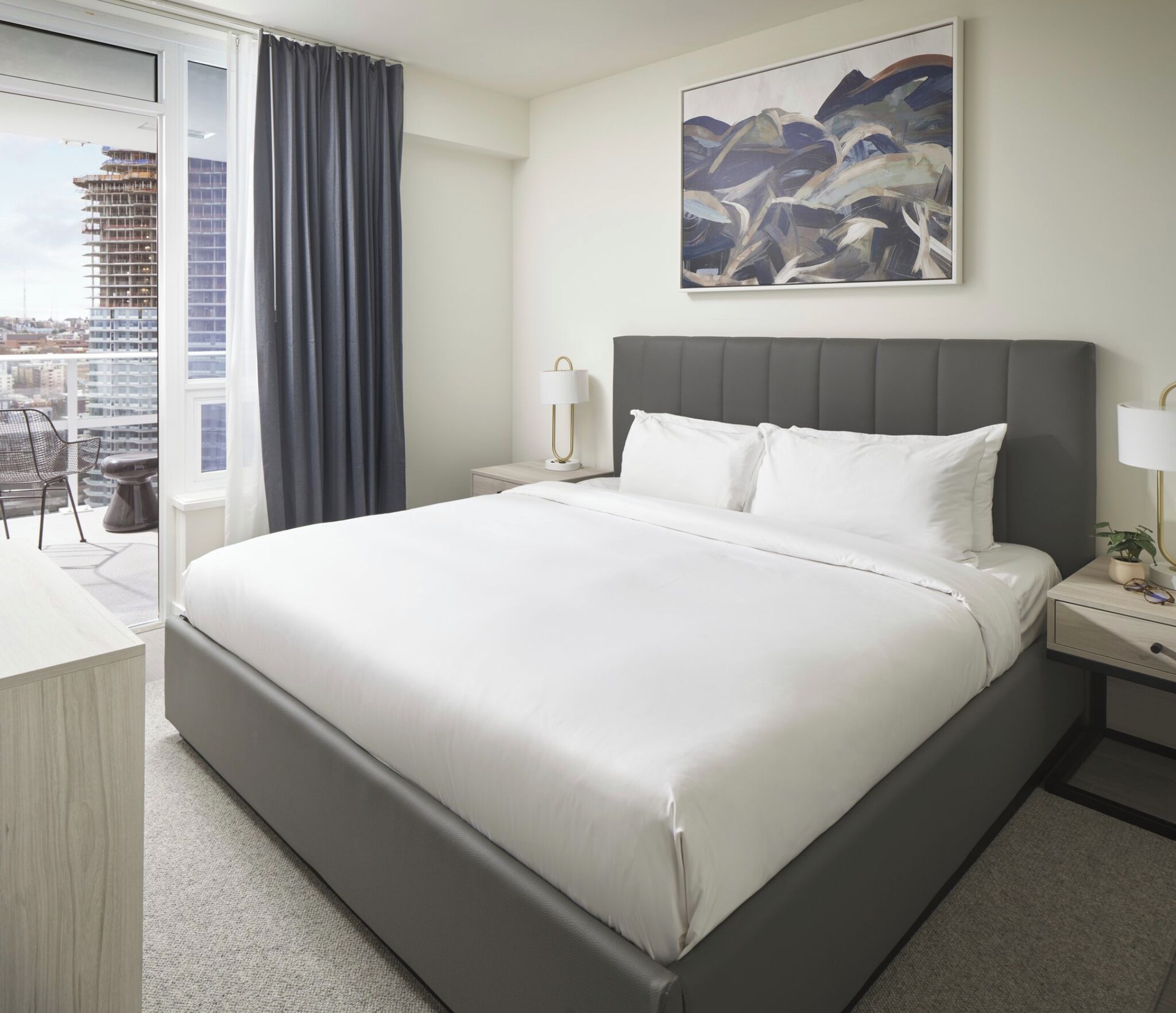  2 BD ROOM HIGHRISE CONDO - RNC APPROVED -  IN MIDDLE OF  SECURITY ZONE 