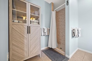 Dusche, Haartrockner, Handtücher, Seife