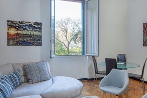 Lägenhet | Vardagsrum | 35-tums tv med satellitkanaler