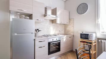 Departamento | Cocina privada | Refrigerador con congelador, microondas, horno y parrilla de estufa