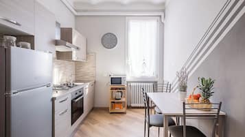 Departamento | Cocina privada | Refrigerador con congelador, microondas, horno y parrilla de estufa