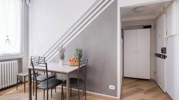 Lejlighed | Privat køkken | Køleskab/fryser i fuld størrelse, mikrobølgeovn, ovn, kogeplade