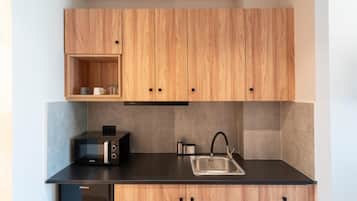 Coffee/tea maker, fridge, microwave, toaster
