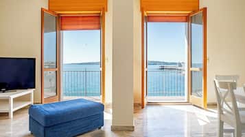 Apartment, Beach View | Ruang tamu | 35 inci televisyen dengan digital