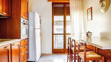 Apartment, Beach View | Dapur peribadi | Cerek elektrik, kerusi tinggi, meja makan