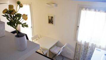 Appartement | Woonruimte | Een 32-inch flatscreentelevisie met kabelzenders