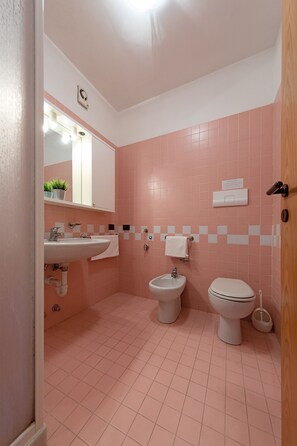 Appartement | Salle de bain | Douche, séchoir à cheveux, bidet, serviettes fournies