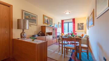 Appartamento | Area soggiorno | TV a schermo piatto 30 pollici con canali digitali