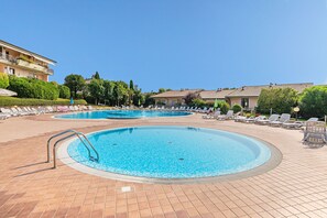 Piscine extérieure en saison