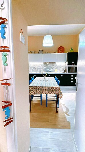Dining - Fra and Pit's House: Spacious and Cozy, Just a Stone's Throw from the Sea (GALLICO)