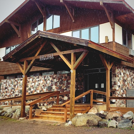 外観の詳細. Dog Friendly main level king room inside the Lodge at North Ironwood Acres resort.