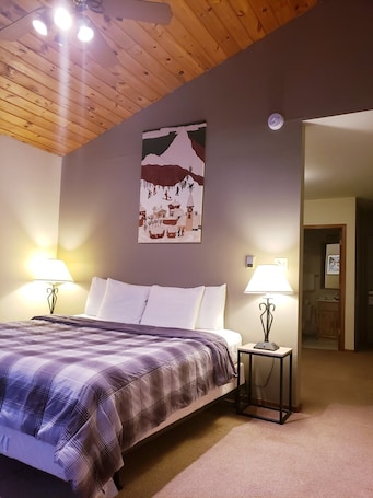 1 室のベッドルーム、WiFi. Private King Suite ideal for couples/romantic stays, and single travelers featuring a beautiful knotty pine vaulted ceiling. Dog friendly!