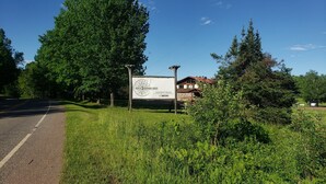 Cartel para North Ronwood Acres, una granja familiar y gestionada por sus dueños.