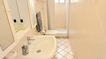 Dusj, hårføner, bidé og håndklær