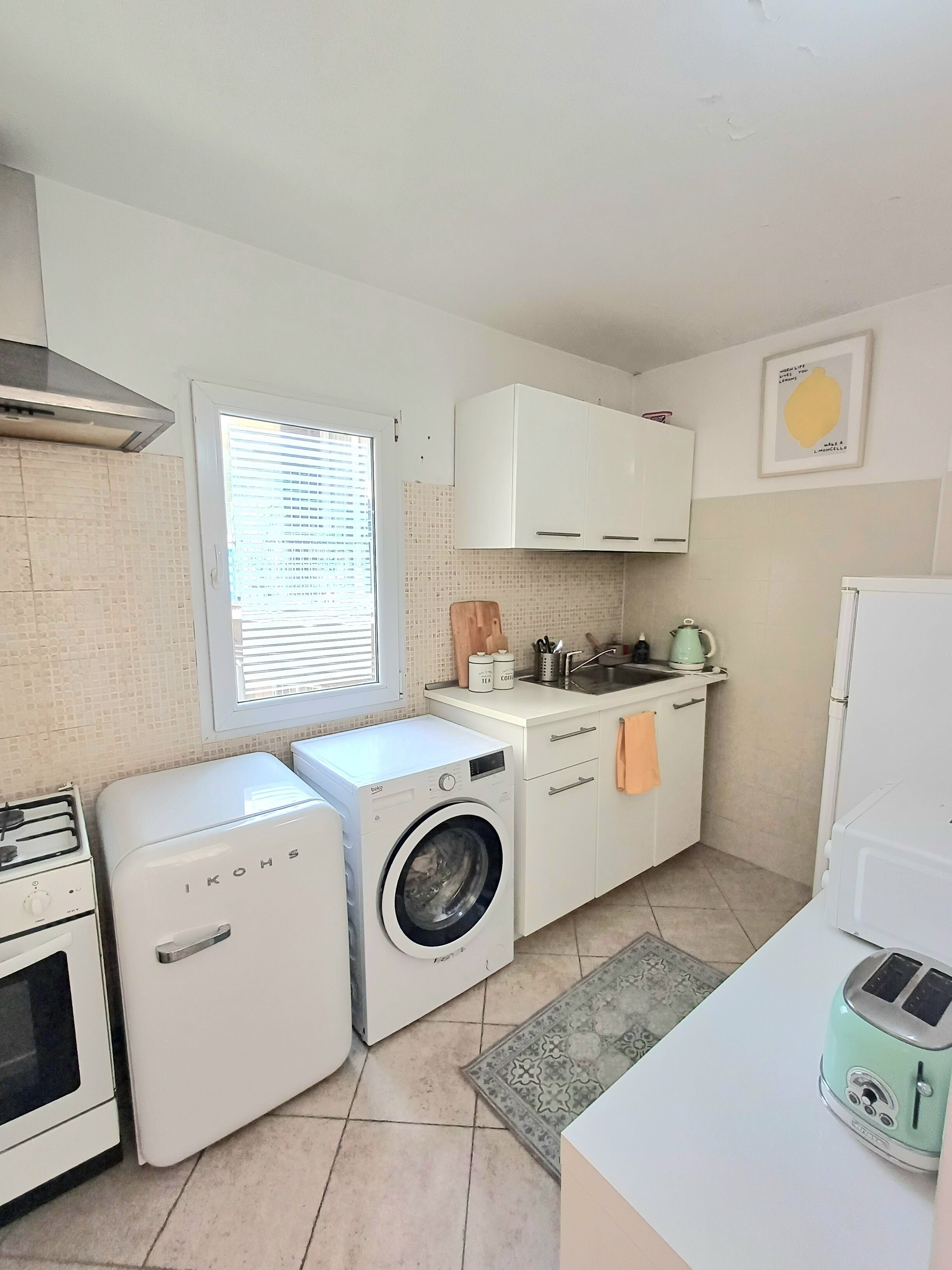 Mikrobølgeovn, ovn, kokeplater og vannkoker