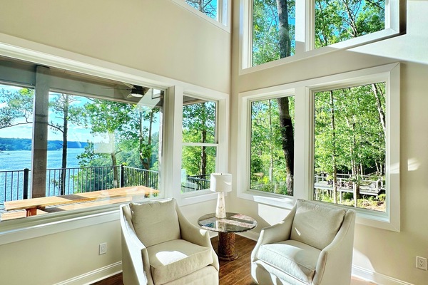 TV connectée, cheminée, lecteur de DVD, baby-foot