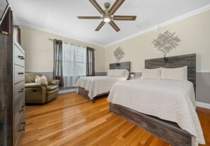 6 Schlafzimmer, Schreibtisch, Bügeleisen/Bügelbrett, Reisekinderbett